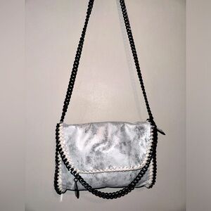 Silver, white shimmery crossbody with black chain strap. Like new. Unbranded.